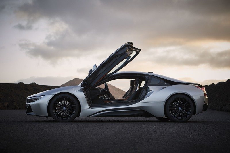 BMW Debuts “New” i8 Coupe and the First i8 Roadster Exterior Wallpaper quality - image 748151